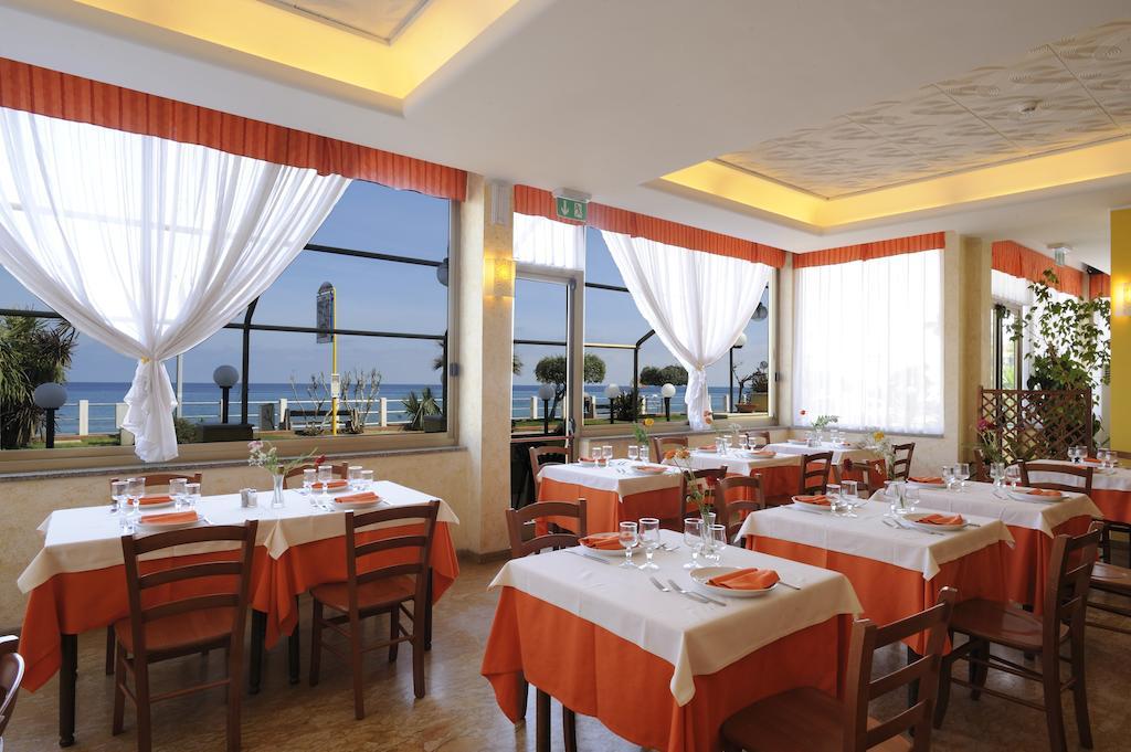 Hotel Delfino Лаїгуелья Екстер'єр фото